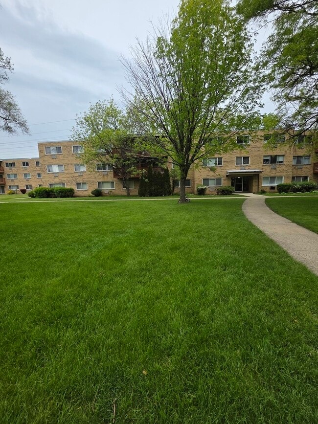 Building Photo - 750 W Dempster St