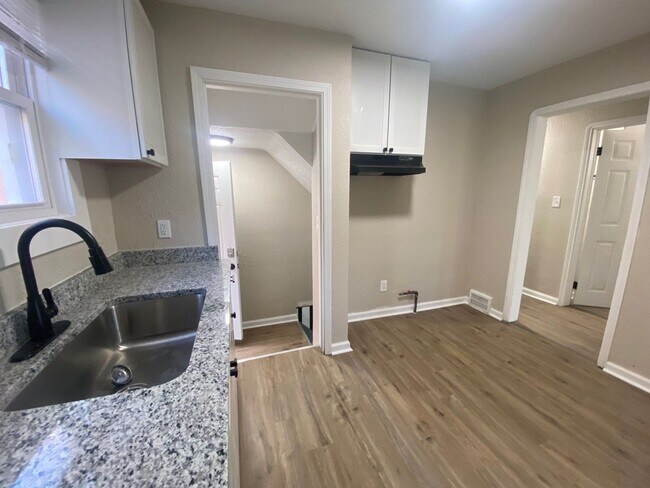 Foto del edificio - This beautifully updated 3-bedroom, 1-bath...