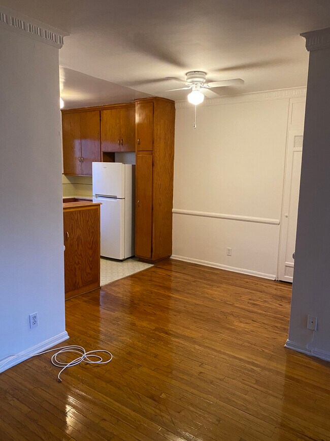 Kitchen - 1849 N Mariposa Ave