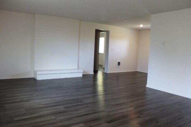 Building Photo - Three bedroom, 1 1/2 bath with fenced yard near Intel