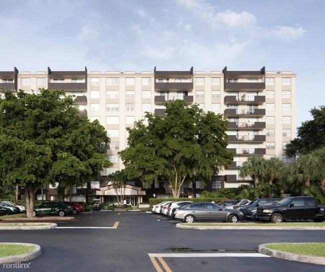 Building Photo - 14050 Biscayne Blvd