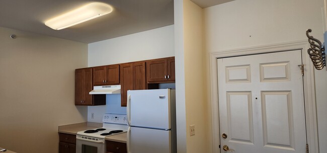 Cocina y entrada MUCHO espacio de almacenamiento. - Uptown Brass Apartments