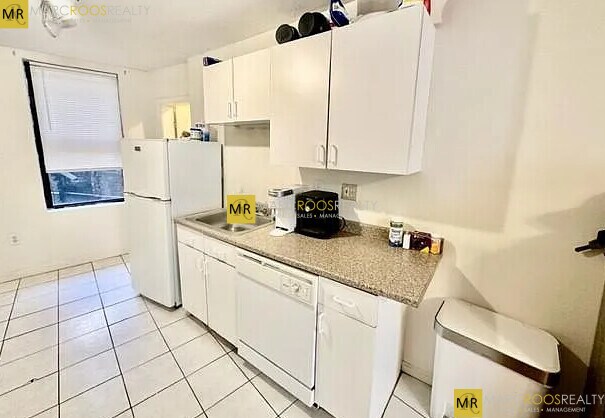 Primary Photo - 19 Charter St