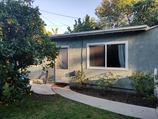 Pasarela frontal - 1914 Granville Ave