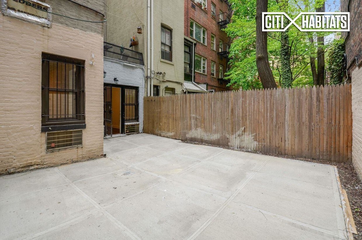 Building Photo - 37 W 71st St