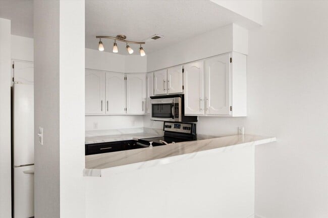 Building Photo - Recently Remodeled Condo with Spectacular Views – Utilities Included & Community Pool