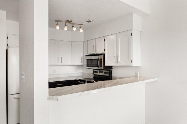 Foto del edificio - Recently Remodeled Condo with Spectacular Views – Utilities Included & Community Pool