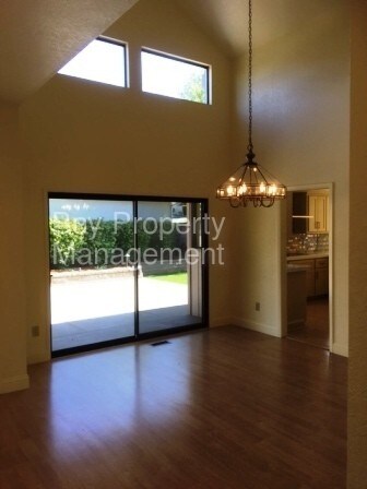 Foto del edificio - 14135 Mountain Quail Rd