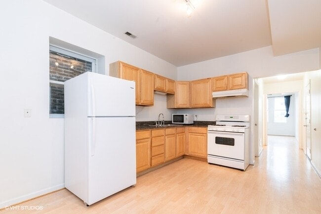 Building Photo - 912 N Ashland Ave