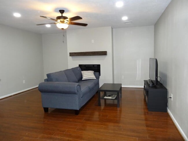 Building Photo - 3418 Dovie Dr