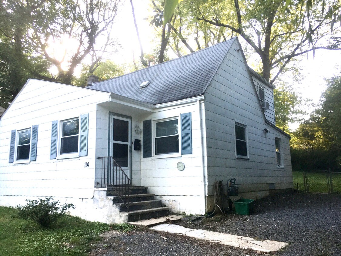 Primary Photo - 114 S Lee St