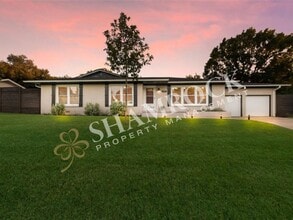 Building Photo - 2216 Lake Ridge Cir