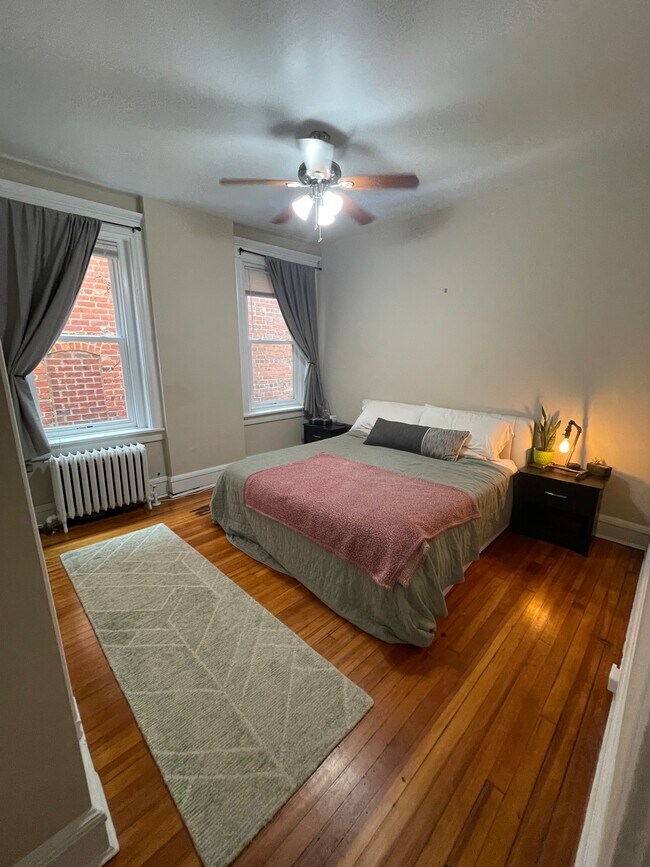 KingBed - 2209 Park Ave