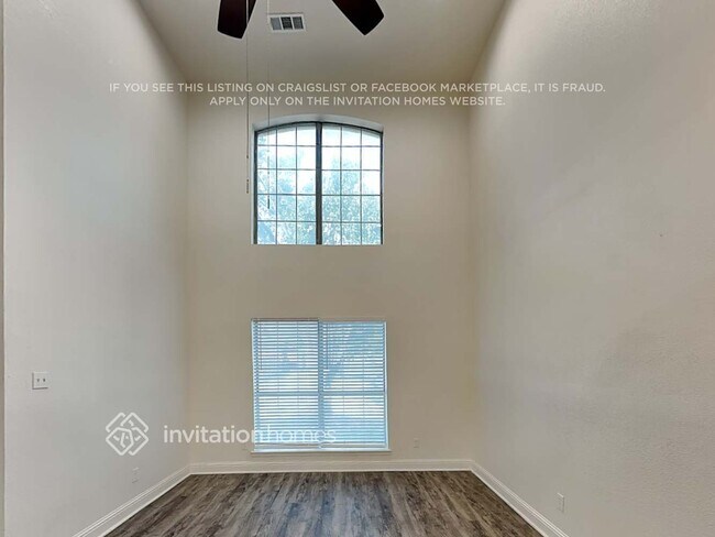 Foto del edificio - 921 Mockingbird Dr