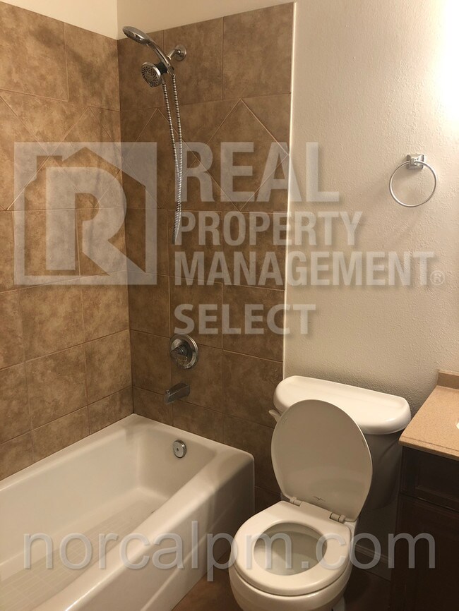 Building Photo - Updated 3 bed 2 bath duplex!