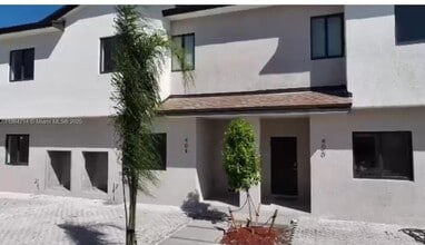 Building Photo - 421 SE 1st Ave