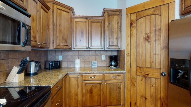 Foto del edificio - New furnished 3 bedroom 2 bathroom Condo, with optional garage