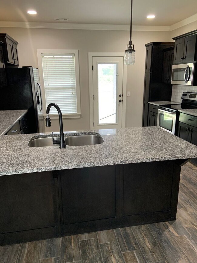 Building Photo - BEAUTIFUL HOME IN GREAT LOCATION!
