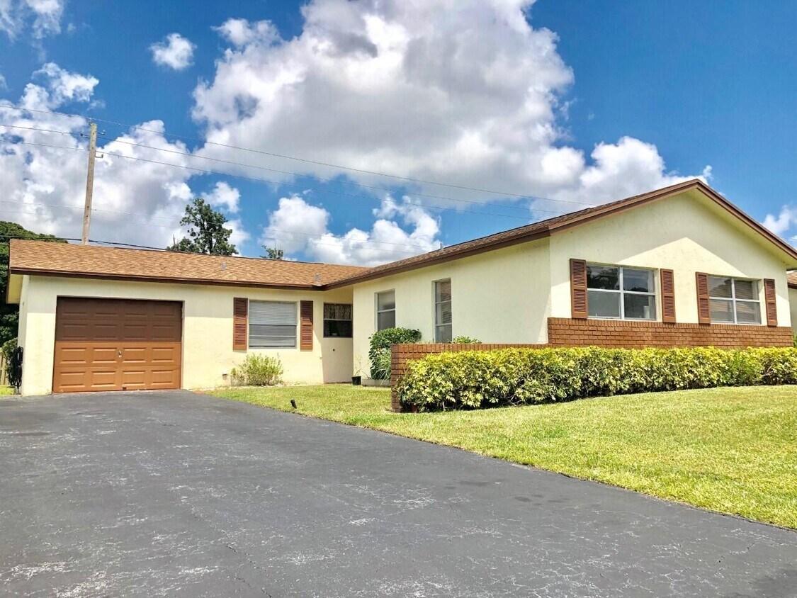 Foto principal - 6101 Rainbow Cir