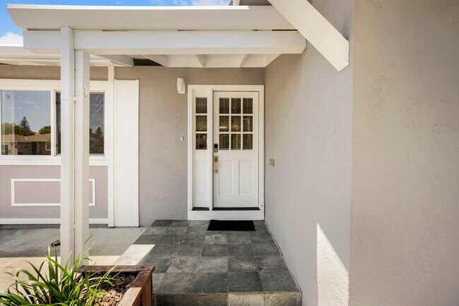 Building Photo - 865 Grenola Dr
