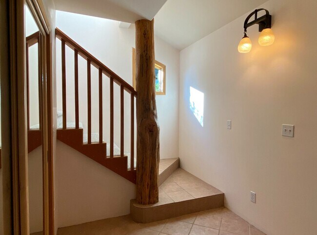 Building Photo - Cute Townhouse On Private Drive In White Salmon, WA