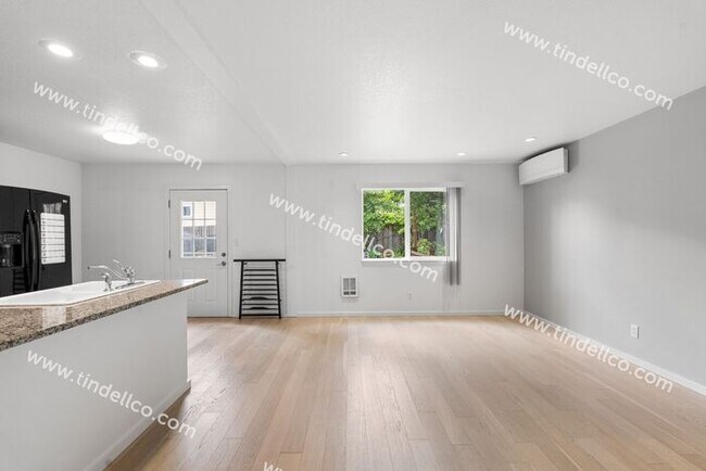 Foto del edificio - Spacious 3BR w/ Fenced Backyard w/ Deck – ...