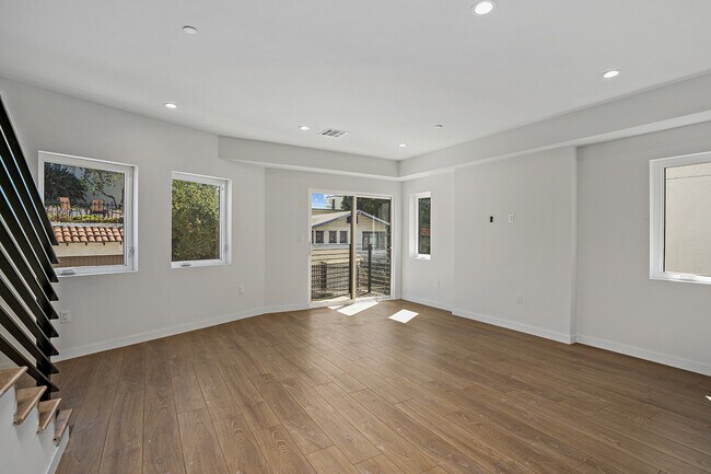 2117 Living Room - 2117 Beachwood Ter