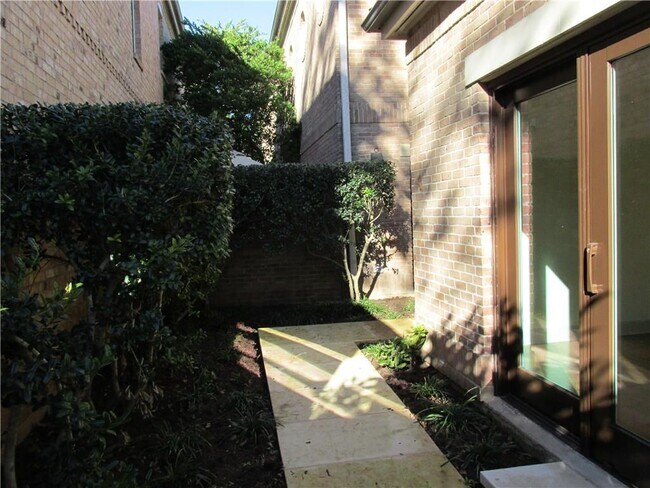 Foto del edificio - 900 W 18th St