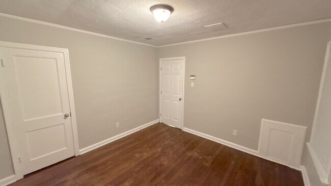 Building Photo - 2370 Larose Ave