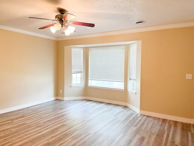 Building Photo - 2 Bed 1.5 Bath Townhome with 2 stall carport