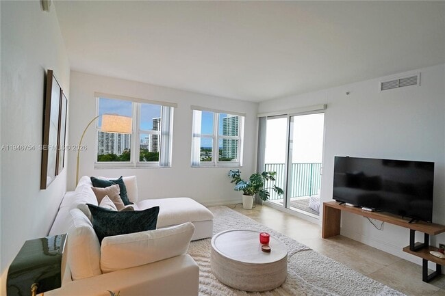 Foto del edificio - 20000 E Country Club Dr