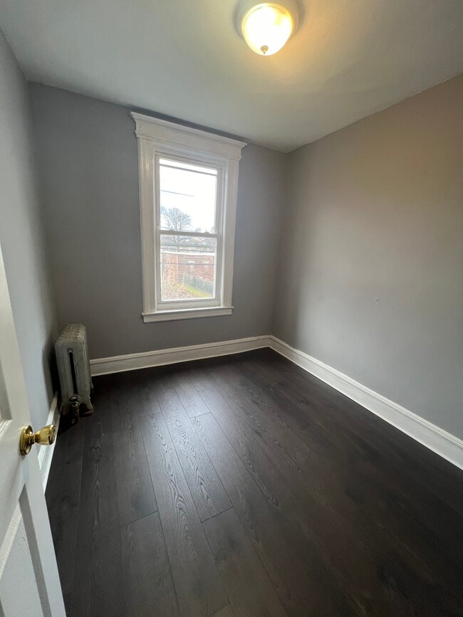 Building Photo - 218 S 11th St