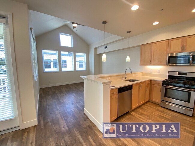 Building Photo - Beautiful and Spacious 3-bedroom, 3.5-bathroom Townhouse Located in the heart of Seabright.