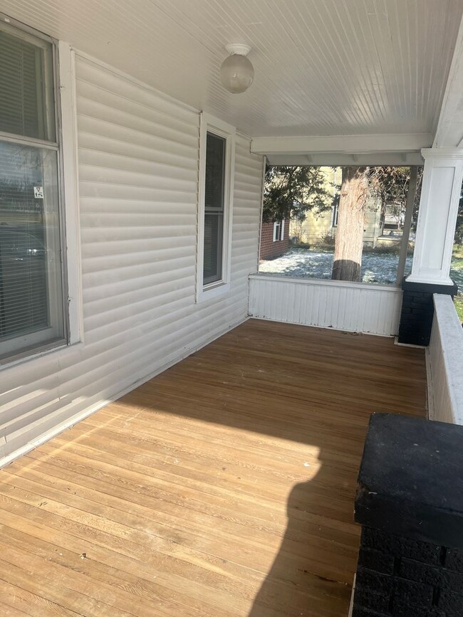 Building Photo - Charming Main Floor Apartment – 2 Bed, 1 B...
