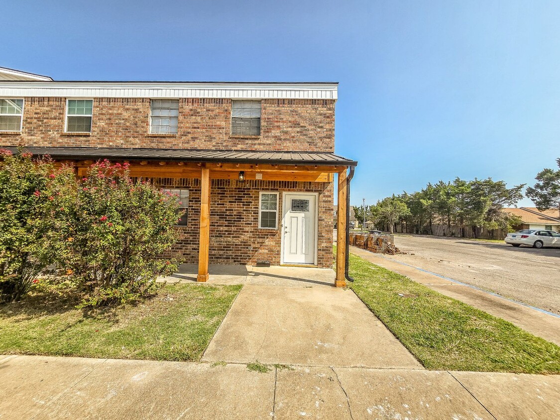 Foto principal - 3 bed Brick Townhome in Shawnee