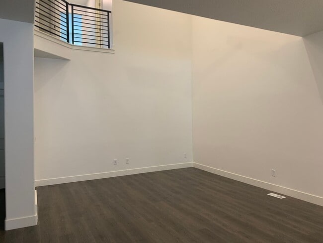 Building Photo - Beautiful Willow Point Townhome