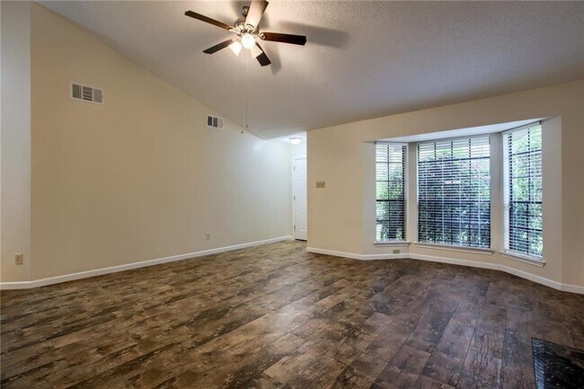 Foto del edificio - 12320 Thompkins Dr