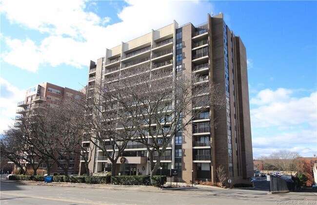 Building Photo - 44 Strawberry Hill Ave