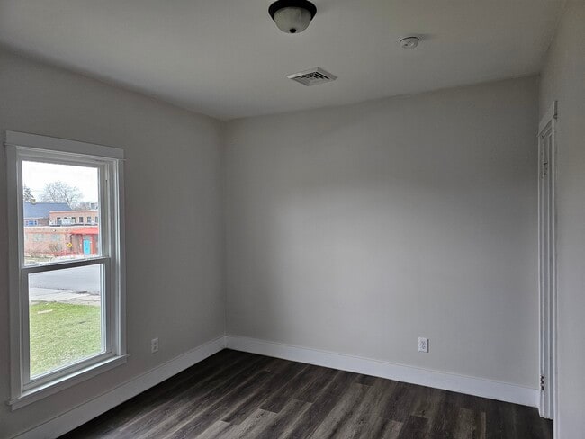 Building Photo - 2042 Bailey Ave