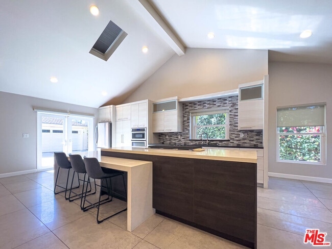 Building Photo - 15424 Camarillo St