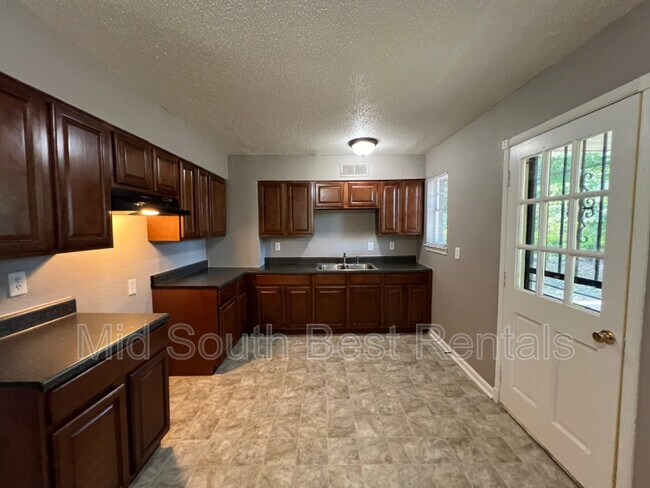 Building Photo - 530 E Shelby Dr