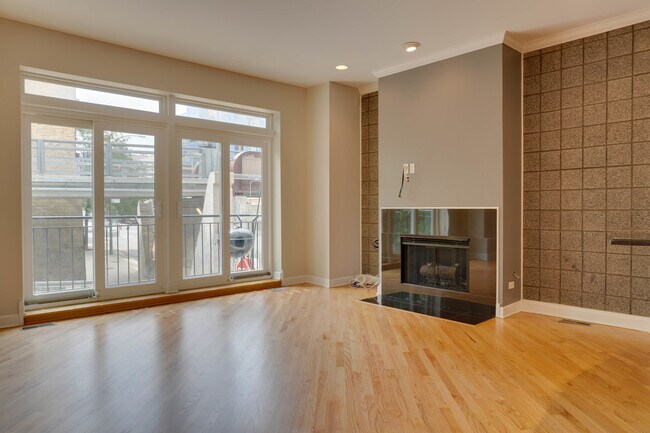 Foto del edificio - 2358 W Bloomingdale Ave