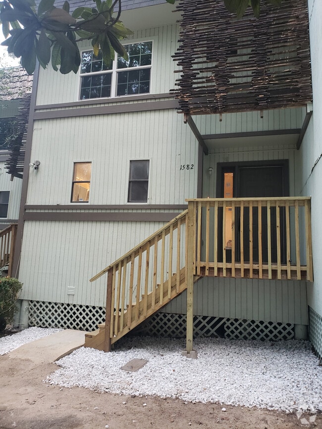 Winewood South Apartments for Rent with Hardwood Floors Tallahassee, FL 2 Rentals