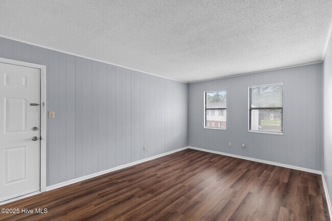 Foto del edificio - 107 Ravenwood Dr