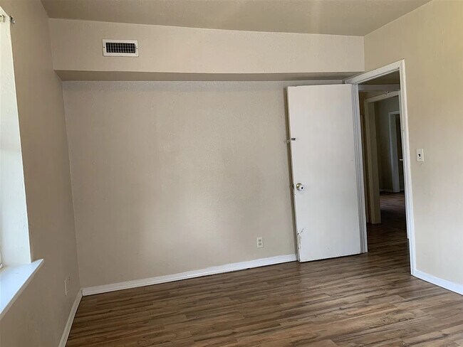 Foto del edificio - 402 W Poplar Ave