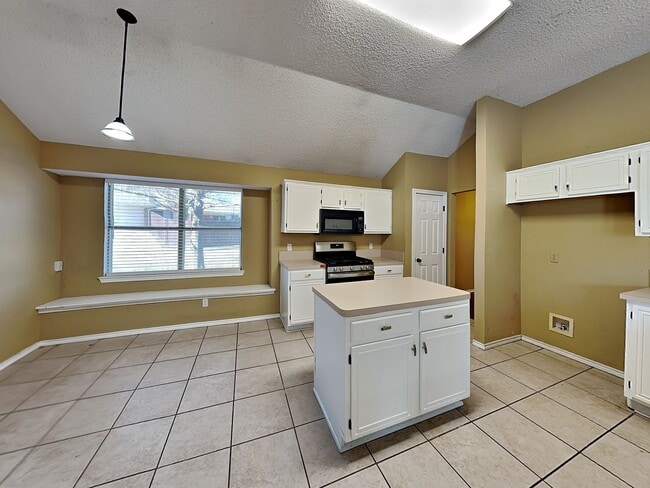 Foto del edificio - MOVE-IN READY NOW! Corner Lot in White Settlement ISD!