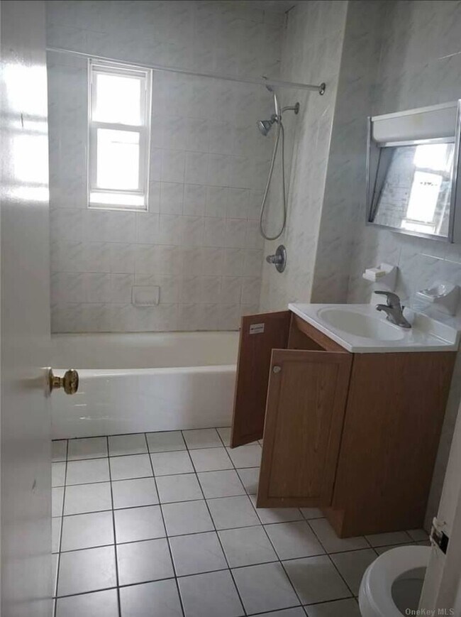 Foto del edificio - 80-01 167th St