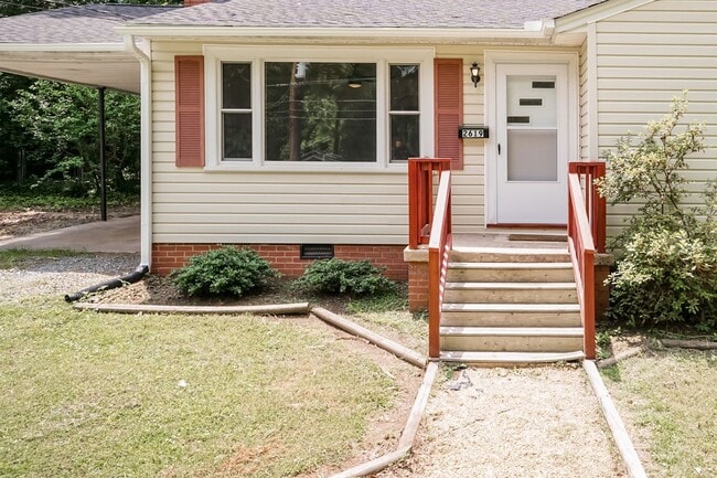 Building Photo - Charming 2-Bedroom Home with Screened Porc...