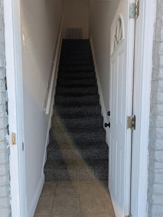 Building Photo - 392 Conklin St