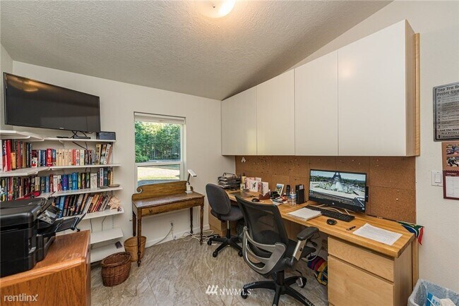 Building Photo - 3 br, 1 bath House - 142 Rhododendron Dr